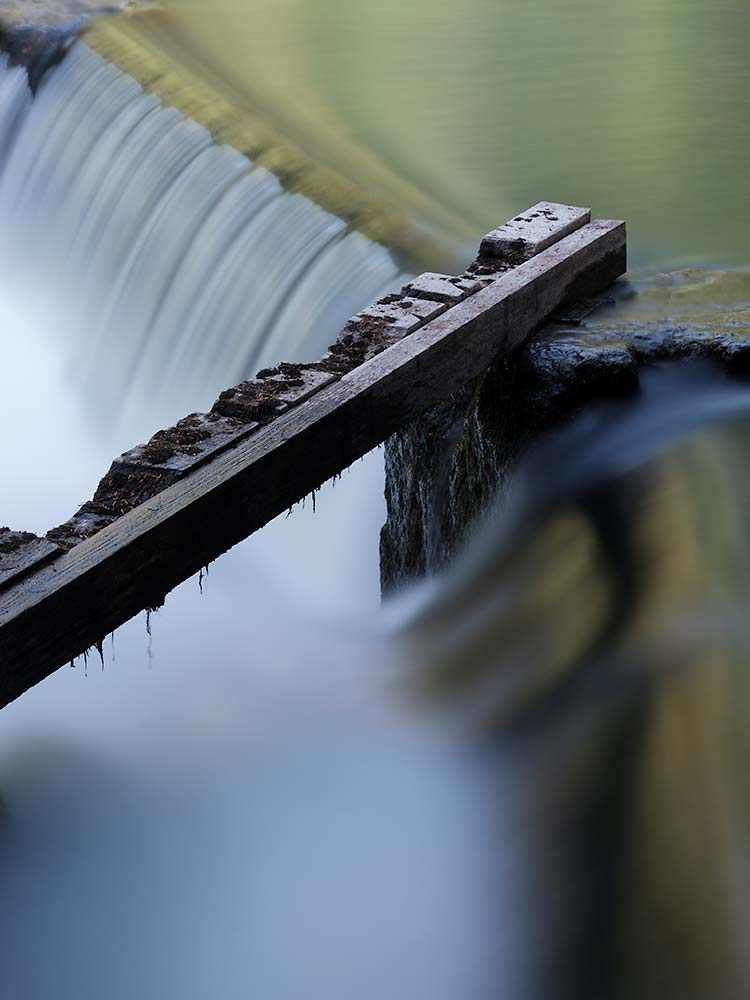 Wehr mit weichgezeichnetem Wasser durch Langzeitbelichtung mit Graufilter