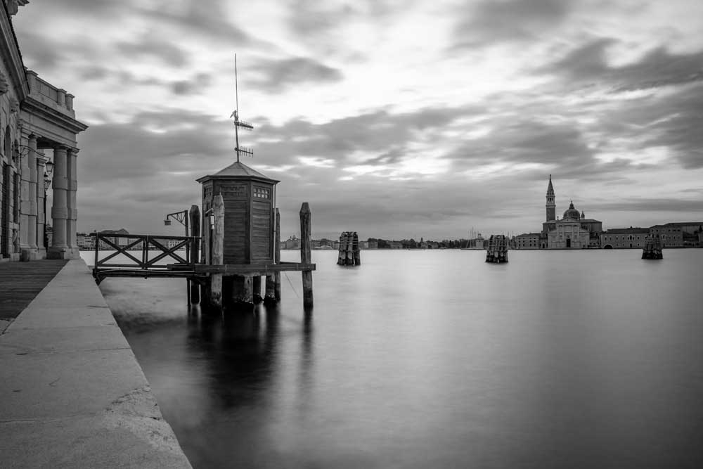 Schwarzweiß-Langzeitbelichtung der Lagune von Venedig mit glattem Wasser