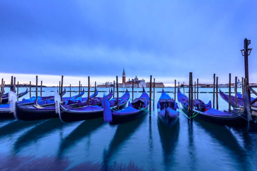 Gondeln in Venedig zur blauen Stunde – Langzeitbelichtung mit ND-Filter