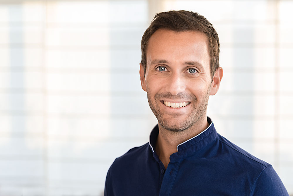 Unternehmerin am Schreibtisch im hellen Büro – Business-Porträt aus dem Fotokurs Einstieg in die Auftragsfotografie in München